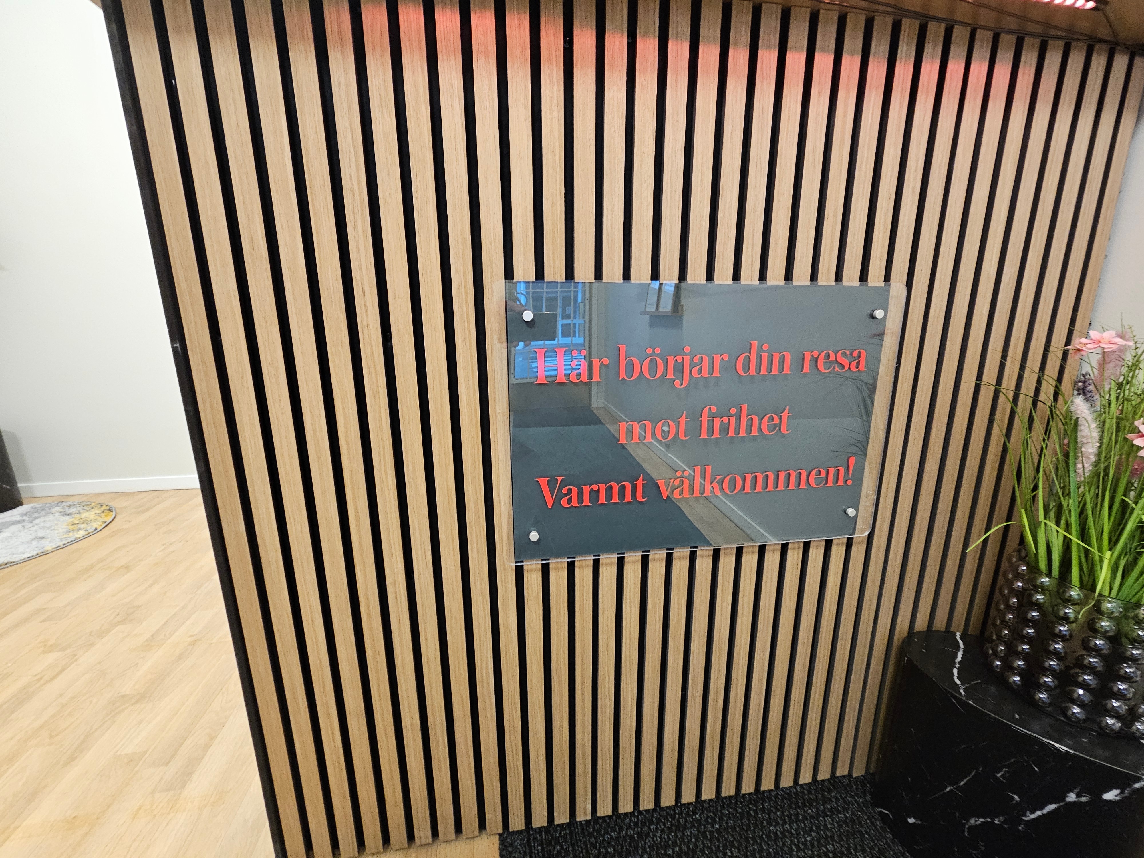 Välkomstskylt - Här börjar din resa mot frihet